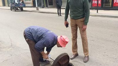 تطهير شنايش الأمطار في الإسكندرية استعداداً للنوات