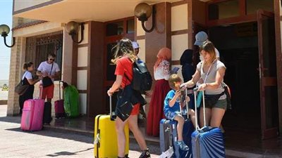 السياح الروس قريبا فى مرسى مطروح.. القنصل الروسي يشيد بشواطئ المدينة الساحلية بعد زيارة الكورنيش و«روميل».. ويشيد بانخفاض الكثافة السكانية