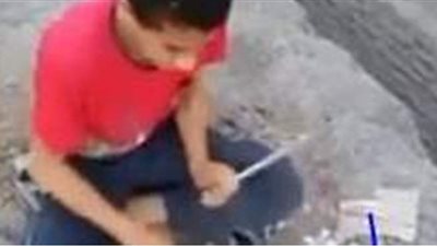 طفل موهوب يعزف درامز على أوانٍ وعبوات بلاستيكية قديمة بطريقة ساحرة | فيديو