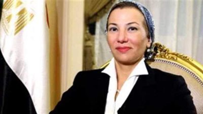 وزيرة البيئة تُناقش عدداً من الموضوعات البيئية في جولة بالبحر الأحمر