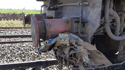 مصرع وإصابة ٥ أشخاص في تصادم سيارة نقل مع قطار بأسيوط