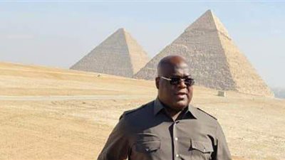 رئيس الكونغو يُوثق زيارته للأهرامات بصور تذكارية بمنطقة البانوراما