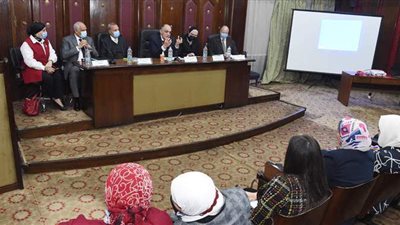 وزيرة الصناعة تطالب بتسويق قانون وحدات الطعام المتنقلة