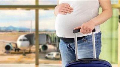 هل تمنع المرأة الحامل من السفر جوا.. وكيف يمكن اصطحاب حديثي الولادة؟