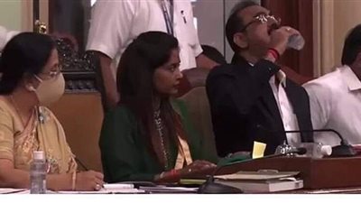 مسؤول هندي يشرب معقما لليدين بطريق الخطأ خلال اجتماع رسمي | فيديو