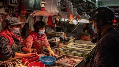 خبير يفجر مفاجأة: امرأة في سوق ووهان وراء إصابة العالم بكورونا