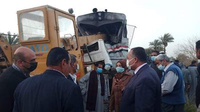 محاولات لفصل قطار أسيوط عن الونش العالق به