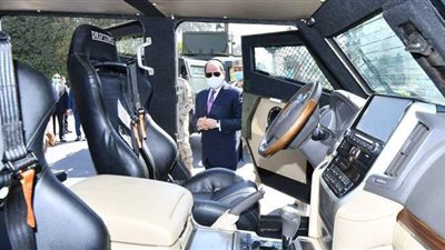 لحظة تفقد السيسي عدد من النماذج للمركبات المدرعة بعد تطويرها | فيديو