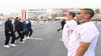 السيسي يتفقد الأنشطة التدريبية للطلبة الجدد بالكلية الحربية ويلتقي بأسرهم