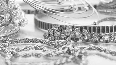 الفضة تتراجع في البورصات العالمية.. والخسائر تُحيط بالمعادن النفيسة