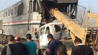 عمال السكة الحديد يحاولون رفع جرار قطار أسيوط منذ 3 ساعات| فيديو