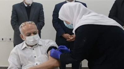 تطعيم الأطقم الطبية بلقاح كورونا بمستشفى الحميات في المنيا