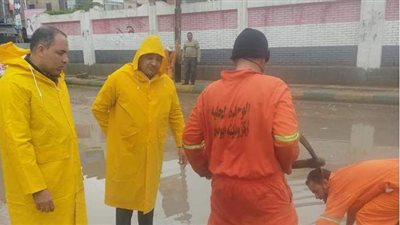 المحليات ترفع تراكمات المياه من شوارع البحيرة | صور