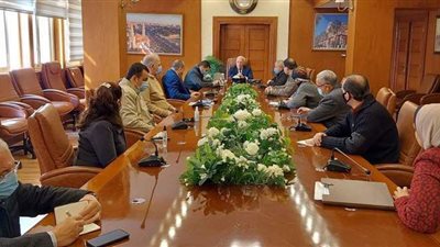 محافظ بورسعيد يناقش مخطط إنشاء سوق حضاري بالضواحي