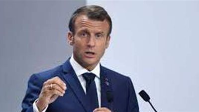 لحمايته من الأمطار.. ماكرون يصر على حمل الشمسية لرئيس وزراء سلوفاكيا | فيديو