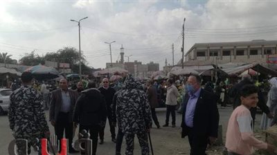 حملة لرفع الإشغالات والتعديات بسوق الجمعة في الإسماعيلية | صور