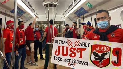 وسط هتافات الجماهير.. مترو الدوحة يتزين بأعلام الأهلي | فيديو وصور