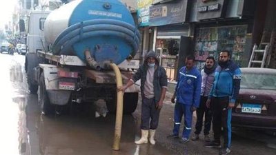 الدفع بسيارات الوحدات المحلية وشركة المياه للتخلص من مخلفات الأمطار بالفيوم