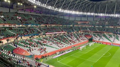 لاعبو الأهلي والجهاز الفني يتفقدون ملعب مباراة الدحيل | فيديو