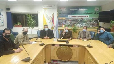 سكرتير أسيوط يترأس غرفة إدارة الكوارث والأزمات ويتابع شفط مياه الأمطار