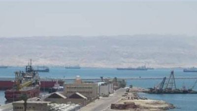 إعادة فتح موانئ السويس بعد تحسن الأحوال الجوية