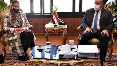 وزير الطيران يبحث طرق الاستفادة من العمالة الوافدة