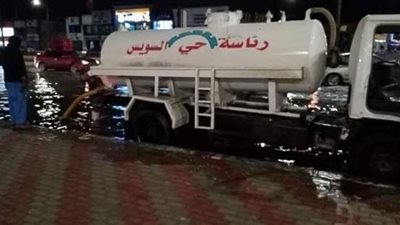 بعد تعرضها للغرق.. استمرار رفع مياه الأمطار من شوارع السويس | صور