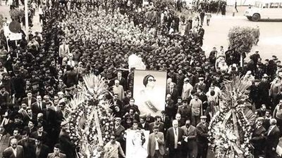 زي النهاردة.. حكاية تغسيل جثمان أم كلثوم بماء زمزم ولفه بـ 11 ثوبا.. وسر تغيير مسار جنازتها