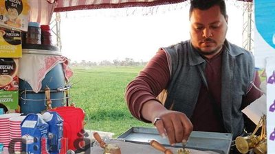 قصة أول شاب يصنع القهوة على الرملة في قنا بعربة متنقلة | فيديو