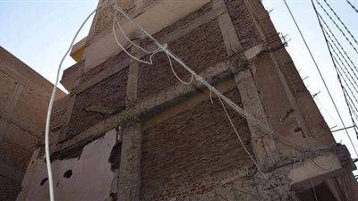 محافظ المنيا يتفقد موقع عقار آيل للسقوط