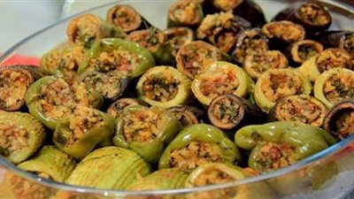 بالمقادير المظبوطة.. طريقة عمل محشي صينية باللحمة |فيديو