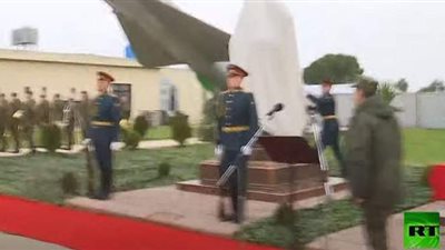 لحظة إزاحة الستار عن تمثال طيار روسي بطل في قاعدة 