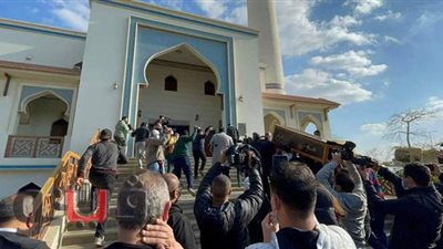 لحظة وصول جثمان عزت العلايلي إلى مسجد المروة بـ