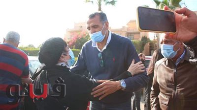 محمود يستقبل العزاء في وفاة والده 