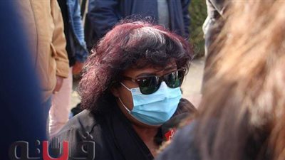 إيناس عبد الدايم وأشرف زكي ورشوان توفيق في جنازة عزت العلايلي | فيديو