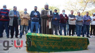 لحظة أداء صلاة الجنازة على الفنان الراحل عزت العلايلي | فيديو