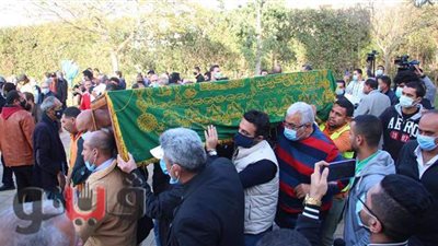 لحظة تشييع جثمان عزت العلايلي من مسجد المروة بأكتوبر لمقابر العائلة | فيديو وصور