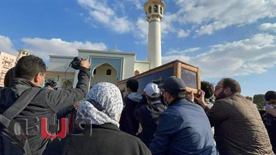 انهيار ابنة عزت العلايلي خلال الجنازة | فيديو