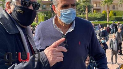 محمود العلايلي: والدي توفى في سلام وترك لنا حب الناس | فيديو