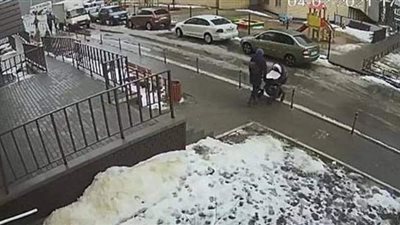 مصرع رضيع بسبب انتحار رجل من الطابق الـ 17 في روسيا | صور