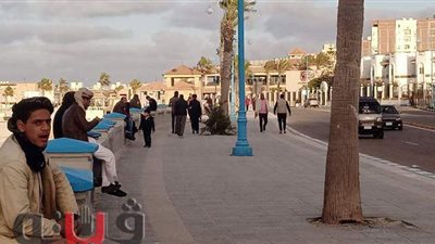توافد عشرات الأسر والشباب علي كورنيش مطروح | صور