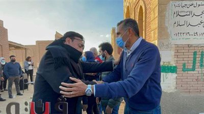 محمود العلايلي: عزاء والدي أمام المقابر بسبب كورونا | فيديو