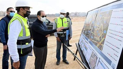 السيسي يتفقد مركز النقل المتكامل وتطوير طرق ومحاور شرق القاهرة | فيديو