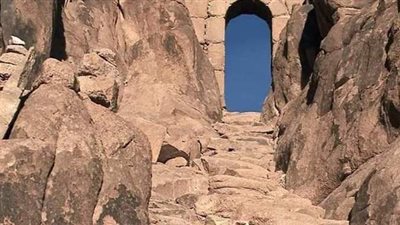 الاعتراف والغفران.. بوابتان أعلى جبل موسى تعرف عليهما | صور