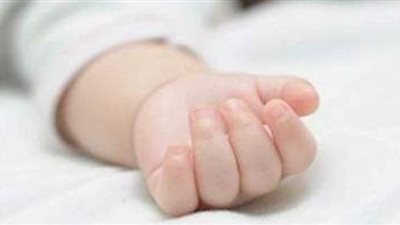 العثور على طفلة حديثة الولادة داخل حقيبة بالوراق