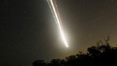 نيزك يخترق الغلاف الجوي الأرضي بسرعة مذهلة | فيديو