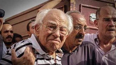 رشوان توفيق حابسا دموعه حزنا على عزت العلايلي: رحل من كان بقربي طوال الوقت