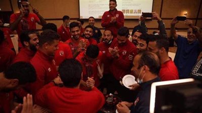 بعثة الأهلي تحتفل بعيد ميلاد طارق قنديل ومحمد شريف