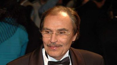 هل وفاة عزت العلايلي بسبب كورونا.. نجل الفنان الراحل يرد