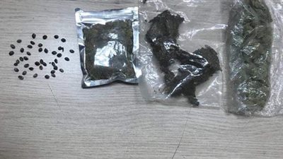 إحباط محاولة تهريب بذور ماريجوانا داخل أحذية راكبين بمطار القاهرة | صور